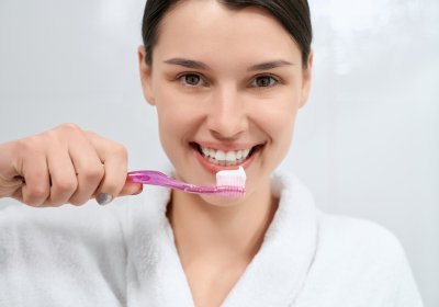 Почему нельзя чистить зубы сразу после еды – объясняет стоматолог