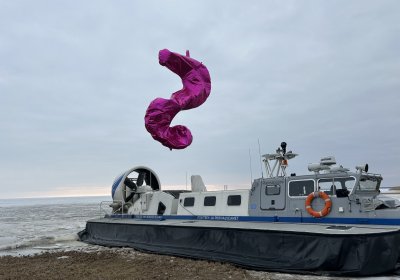 Из России в Эстонию над Чудским озером перелетел надувной розовый морской конек