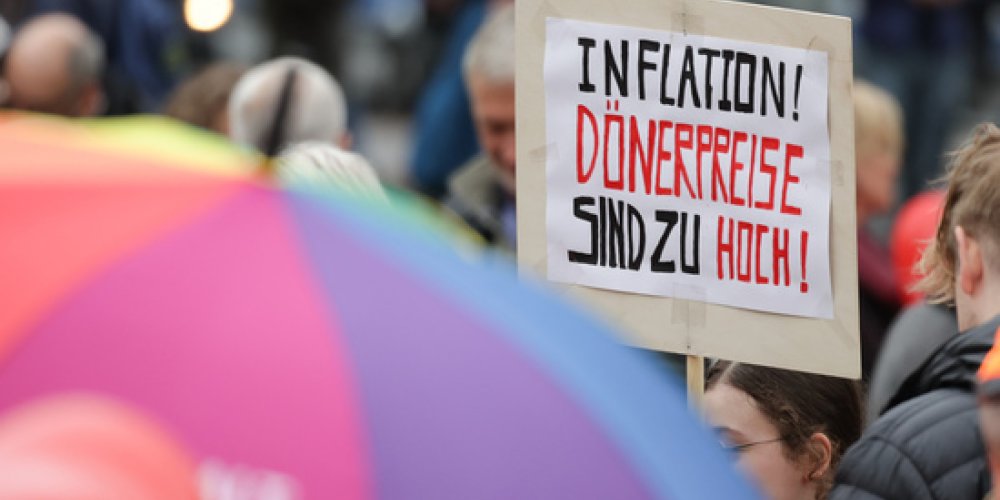 Bloomberg: 71% европейцев начали экономить на еде из-за рекордной инфляции