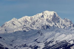 Монбла́н - горный массив, расположен в Западных Альпах, входящих в горную систему Альпы