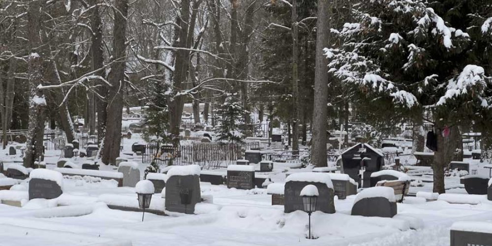 Огонек на кладбище: что делать, если посетить могилу мешают снег и лед
