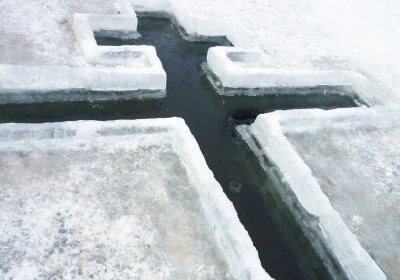 Надо ли окунаться в прорубь на Крещение
