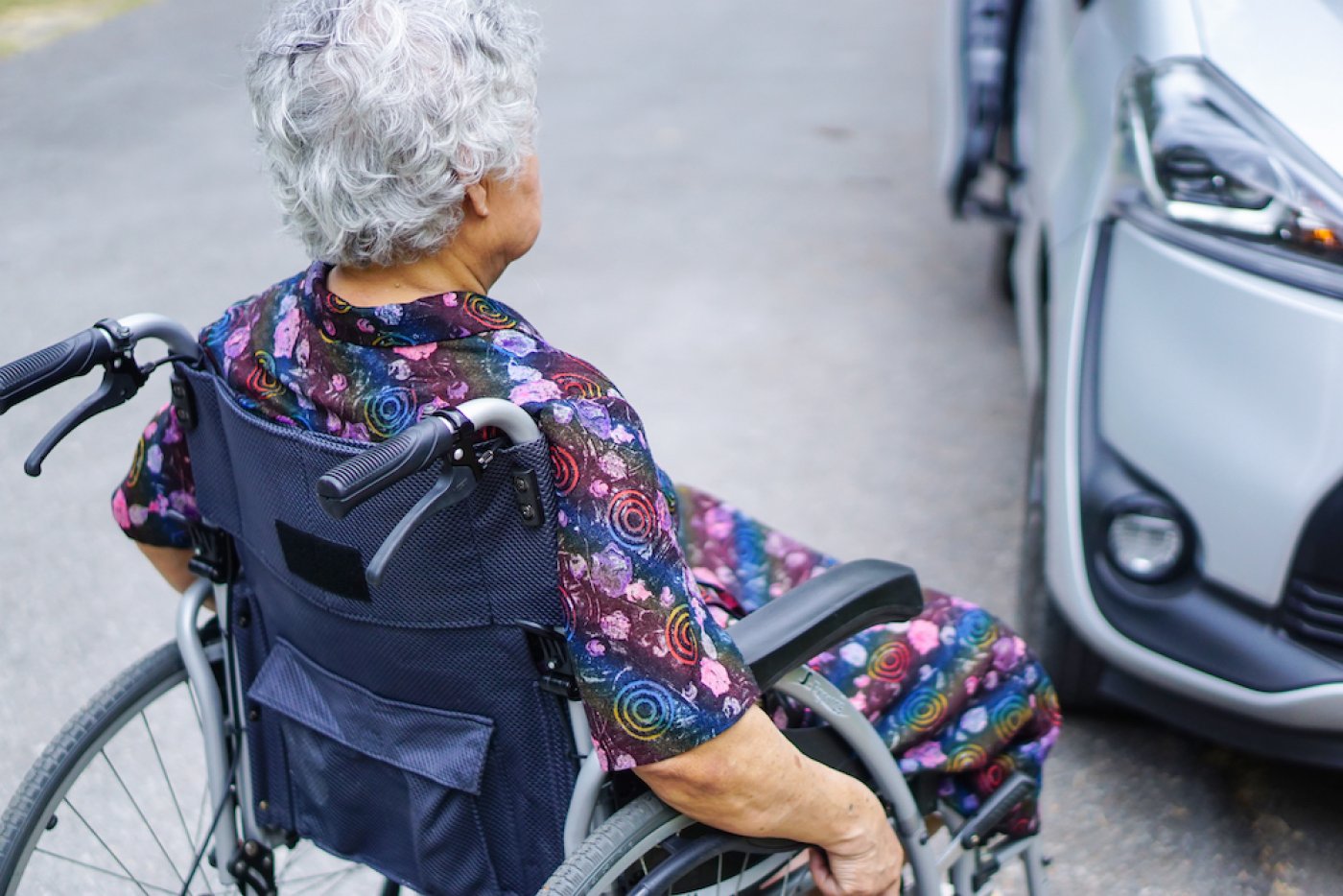 Нашлась пожилая женщина. Пожилая женщина в инвалидной коляске. Сидение на лице пожилых старушек.