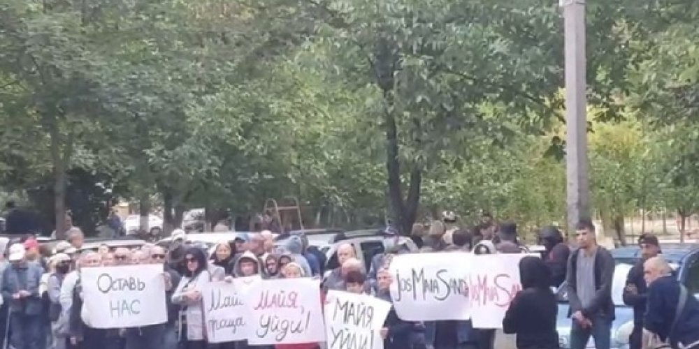 Около дома президента Молдавии начались протесты с требованием ее отставки
