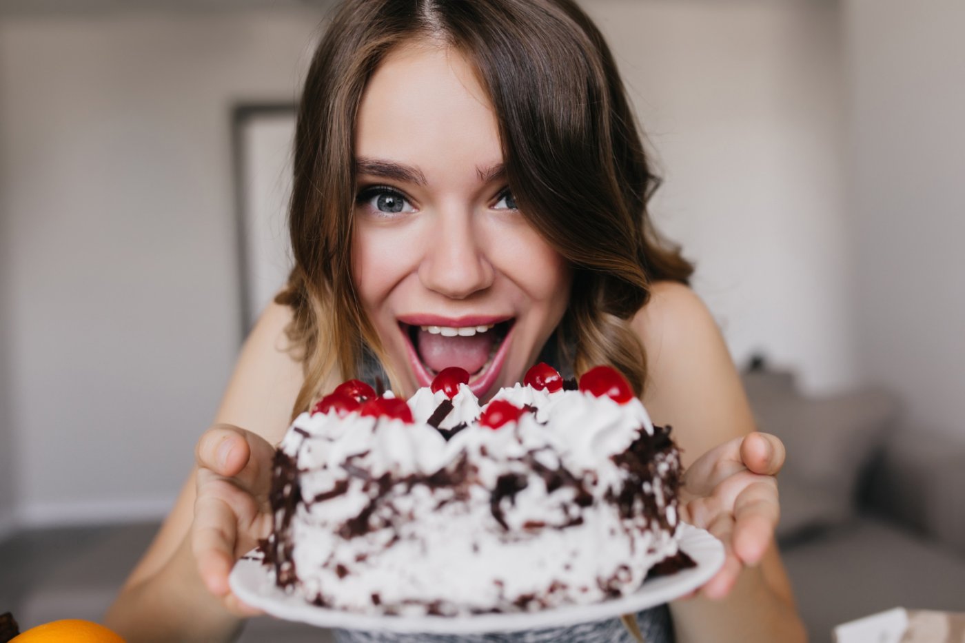 Позирование с тортом. Фото торта для девушки 32. Девушка с тортом в руках и пальто фото. Королева сладостей