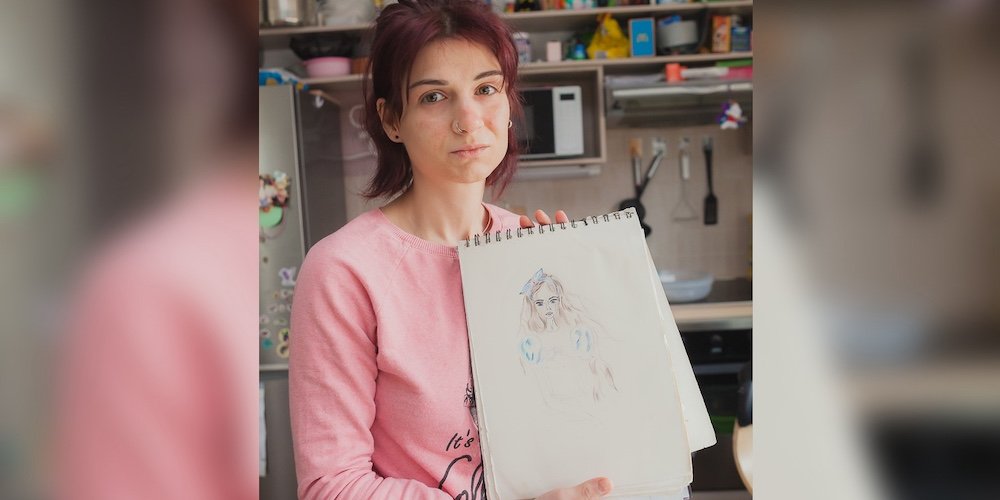 Любимое занятие: Ксюша прекрасно рисует, а мечтает – об очках. У нее астигматизм, но специальные линзы стоят очень дорого. 