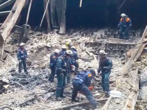 Спасатели разбирают завалы в «Крокус Сити Холле» в круглосуточном режиме