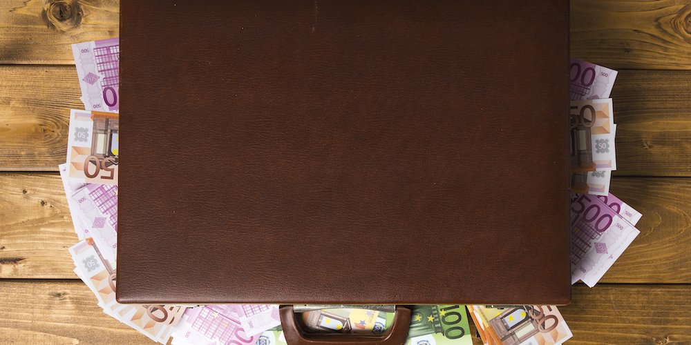 Деньги на бочку: если вы везете больше 10 000 через границу – придется заполнить декларацию.