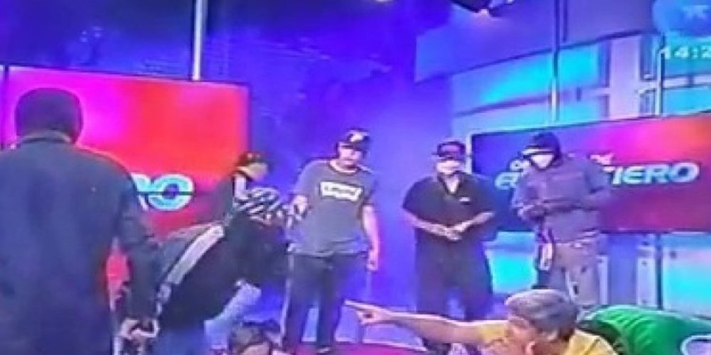 В Эквадоре вооруженные люди ворвались в студию телеканала