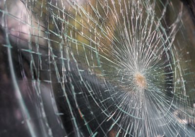 Страховая компания: повреждение стекла автомобиля может обойтись в 10 000 евро