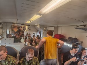 Только стоя: мужчина жалуется, что из Раквере в Таллинн люди вынуждены ездить в переполненных вагонах.