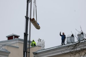 С фасада Центра русской культуры демонтируют герб СССР