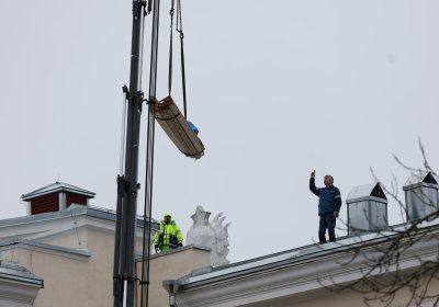 С фасада Центра русской культуры демонтируют герб СССР