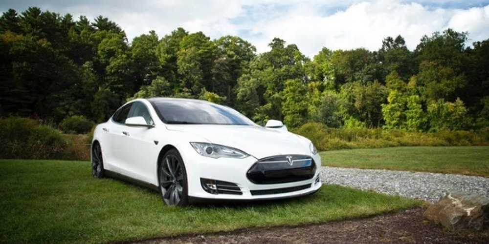 Tesla отозвала сотни тысяч автомобилей из-за проблемы с фарами