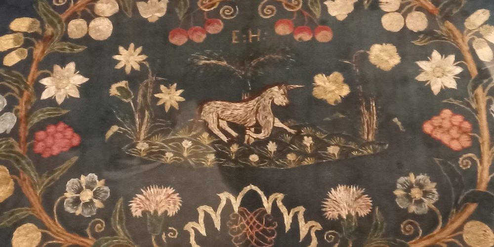Текстиль (праздничный чехол для подушки). 1695. Национальный исторический музей Швеции: изображение единорога появлялось не только в жизни состоятельных людей и знати – в XVII веке оно было распространено в декоре предметов, принадлежащих и более низким слоям общества. Этот предмет, скорее всего, был создан по случаю свадьбы: вышивка шелком изображает единорога в райском саду в окружении цветов и зелени. 