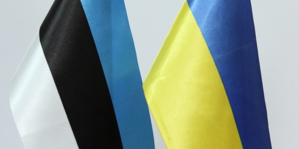 Флаги Украины и Эстонии.