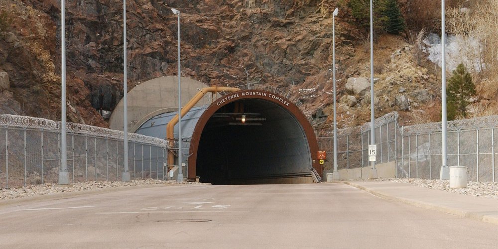 Комплекс бункеров NORAD в горе Шайенн. Построен в 1966 г.