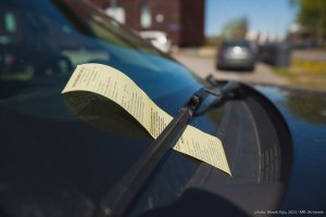 Таллинн сокращает льготы на парковку для учреждений