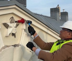 Под руководством вице-мэра Вильяра Яаму со здания управы района Нымме убирают советскую символику.