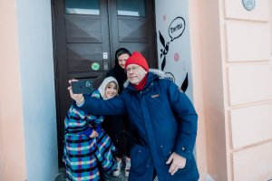 Первое селфи сделал мэр Урмас Клаас с художницей Сирлой Кул и репортером ERR Хелери Алли.