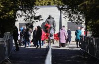 Итоги дня: на военное кладбище пришло существенно меньше людей