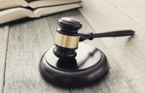 Суд вынес оправдательный приговор Центристской партии, Михаилу Корбу и Хиллару Тедеру