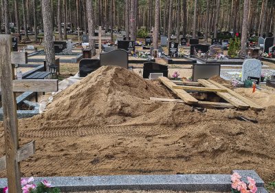Пенсионерка в шоке: могилу мужа завалили песком и повредили опалубку