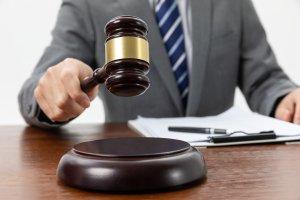 Суд приговорил бывшего главу внутреннего контроля полиции к шоковому заключению