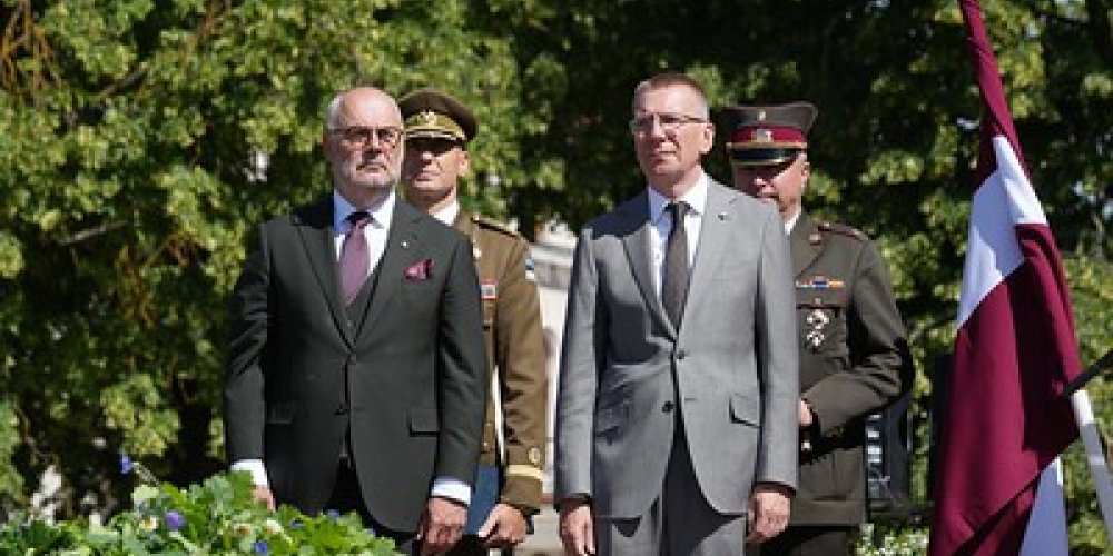Президенты Латвии и Эстонии приняли парад в Цесисе и посетят праздник песни в Тарту