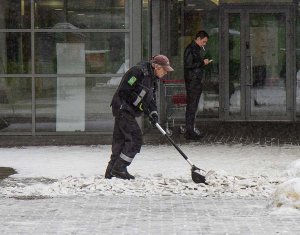 Правительство не поддержит предложение освободить домовладельцев от расчистки тротуаров