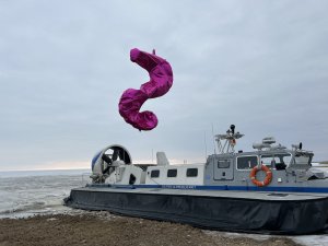 Из России в Эстонию над Чудским озером перелетел надувной розовый морской конек