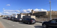 Владельцам автомобилей с российскими номерами даны полгода на постановку на учет в Эстонии