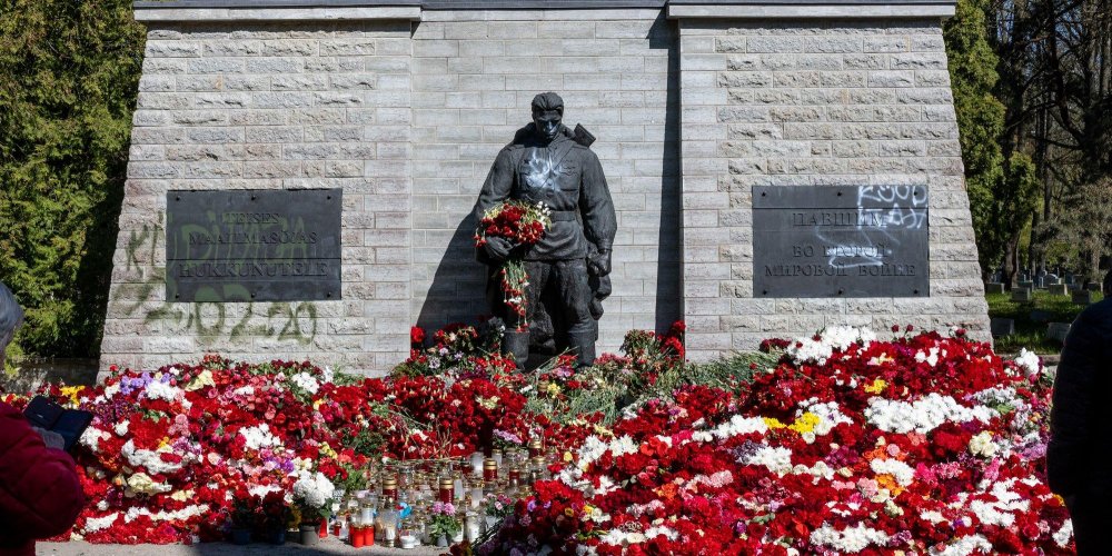 В Таллинне осквернен памятник Бронзовому солдату