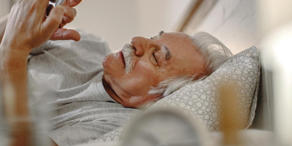 Пожилой мужчина заверил, что не спит уже 60 лет