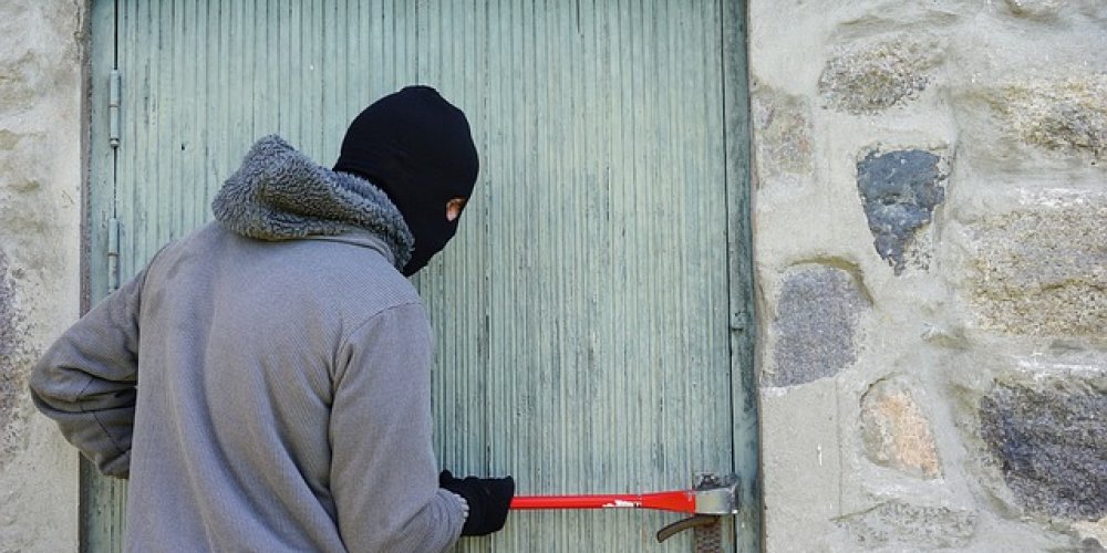 Охранная фирма: преступнику кражу легче совершить в уединенном сельском доме