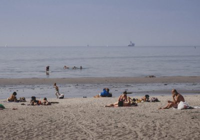 Температура воды на пляжах вновь поднялась выше 20 градусов