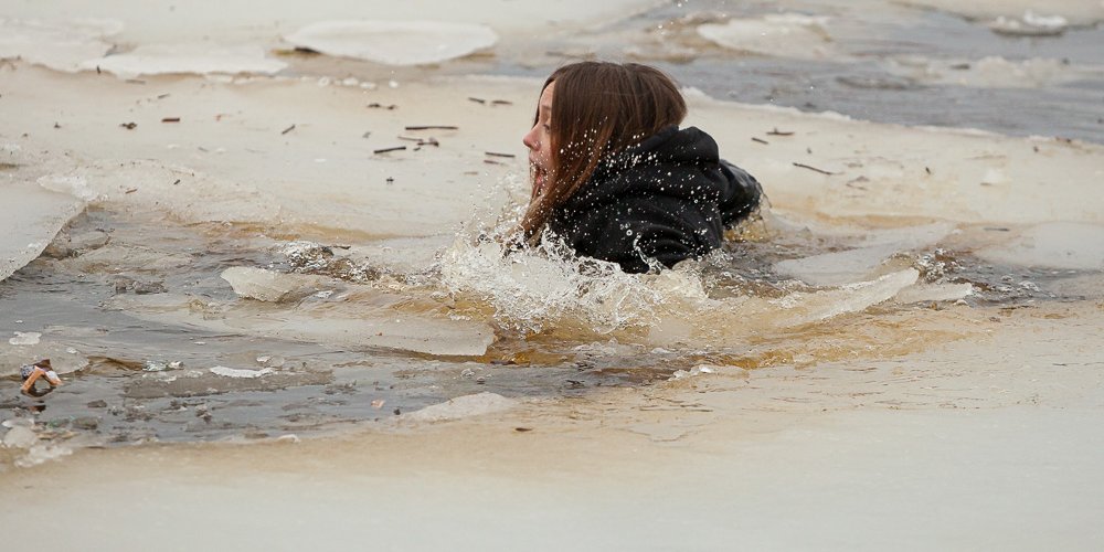 В холодной воде взрослый человек может продержаться всего несколько минут.