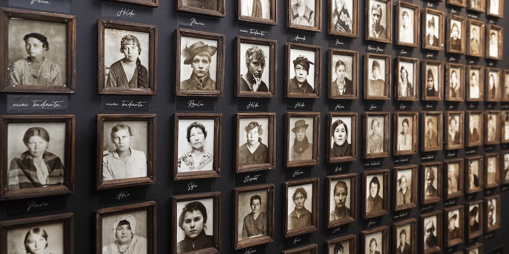 ВСЕ НА УЧЕТЕ: Каждая девица легкого поведения должна была зарегистрироваться в полицейском участке, где ее фотографировали, отмечали имя, дату рождения и место жительства. На фотографии изображены таллиннские «жрицы любви». 