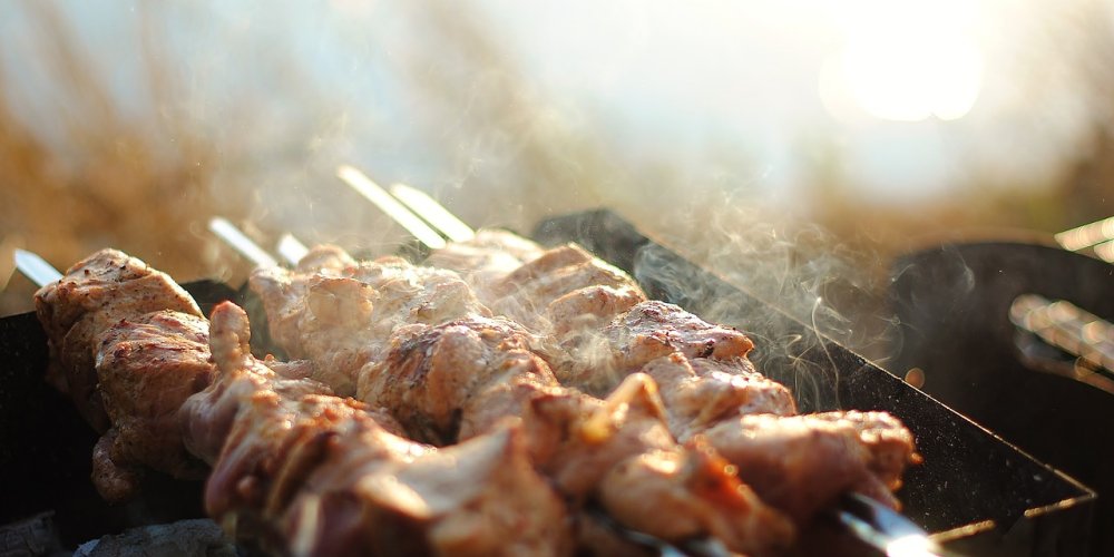 Как правильно мариновать мясо для шашлыка: 10 рецептов
