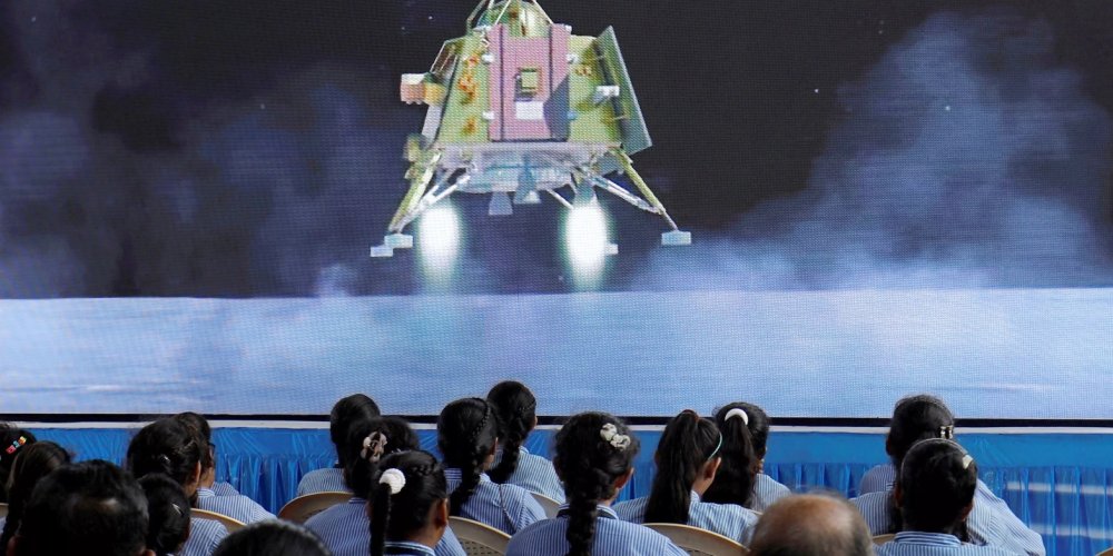 Индийский луноход «Прагьян» совершил первую поездку по Луне