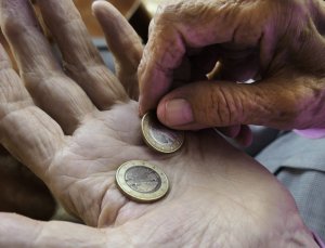 Тем, кому не хватает на жизнь, чиновники советуют обращаться в соцотдел.