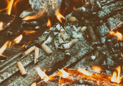 Покурил и спалил: в мусоропроводы часто попадают горящие окурки, от чего возникают пожары. 