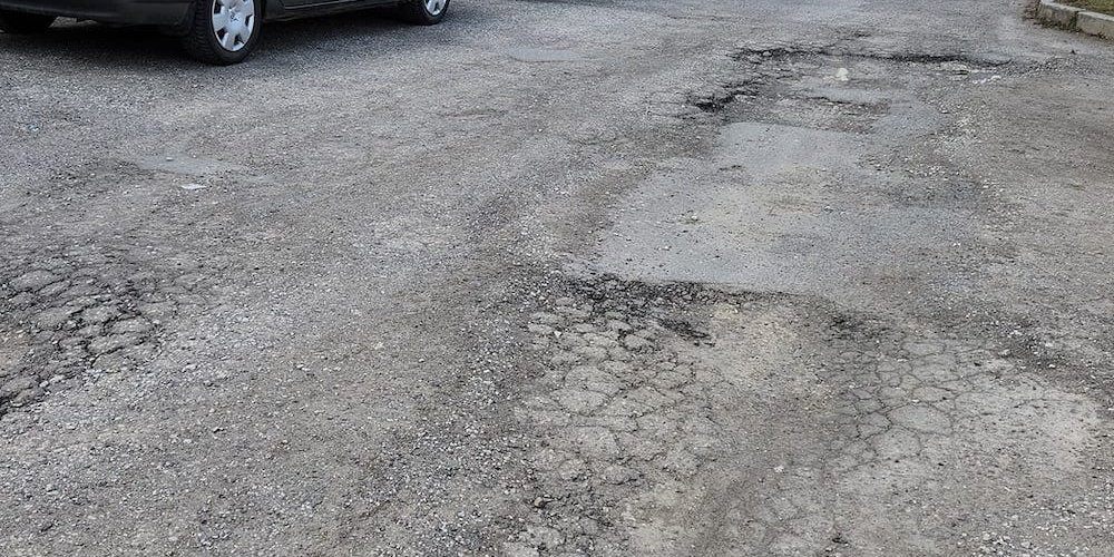 Выбоины в Кохтла-Ярве: вот такие фото выложил в интернете житель города и получил кучу комментариев, в которых люди рассказывали, что у них – еще хуже. 