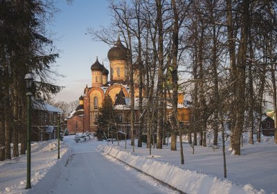 Пюхтицкий монастырь: с 1990 года он имеет статус ставропигиального, то есть подчинённого непосредственно патриарху Московскому и всея Руси. За свою историю монастырь никогда не закрывался. 