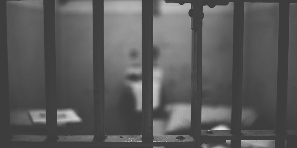В Эстонии суд досрочно освободил пожизненно осужденного убийцу