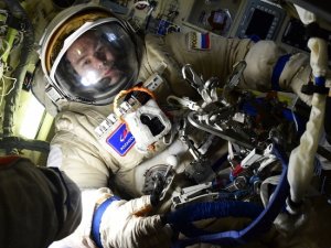 Опять поломка скафандра: российские космонавты не смогли выйти в открытый космос
