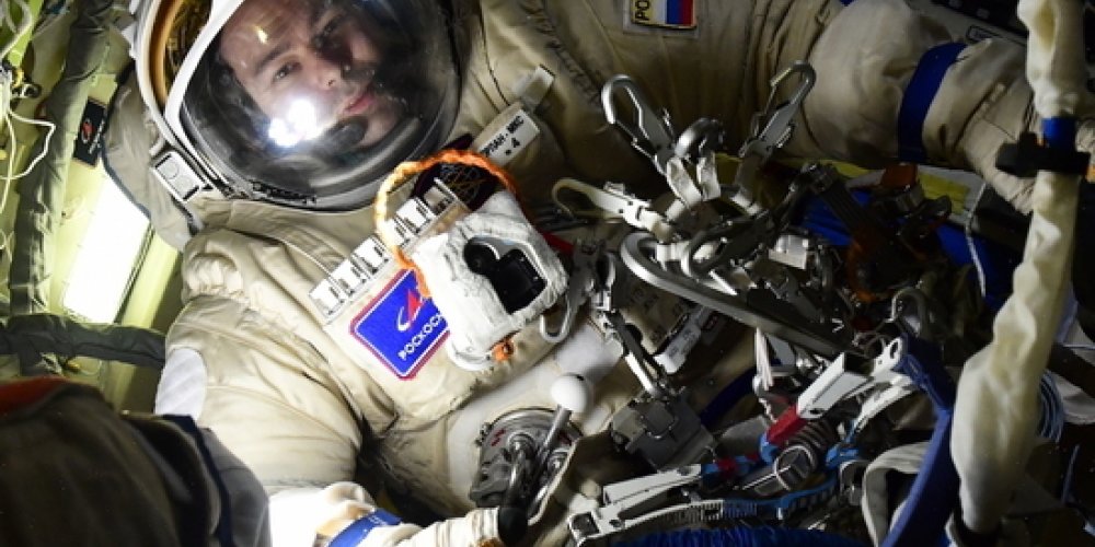 Опять поломка скафандра: российские космонавты не смогли выйти в открытый космос