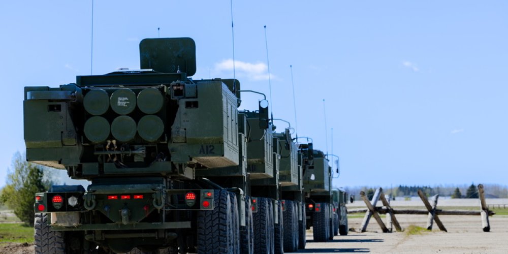 На авиабазу Эмари прибыли шесть реактивных систем залпового огня HIMARS