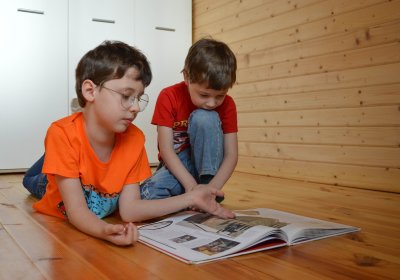 Психолог запретил заставлять старших детей нянчиться с младшими