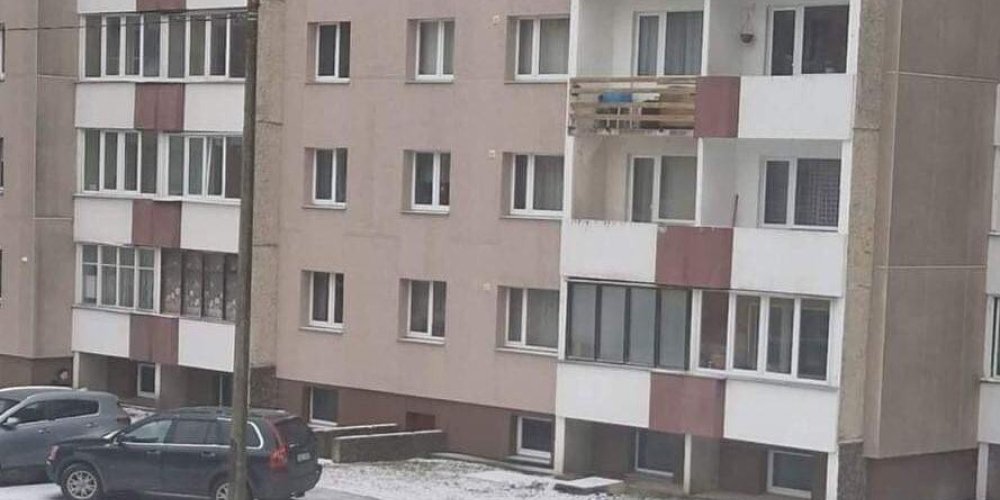В Ласнамяэ обрушилась бетонная панель балкона многоквартирного дома